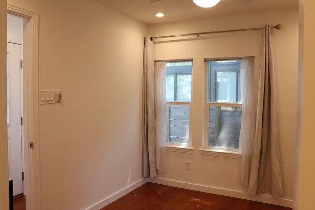 Building Photo - 713 E 45th St