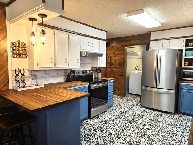 Building Photo - Large Three Bedroom Home Close To Midtown ...
