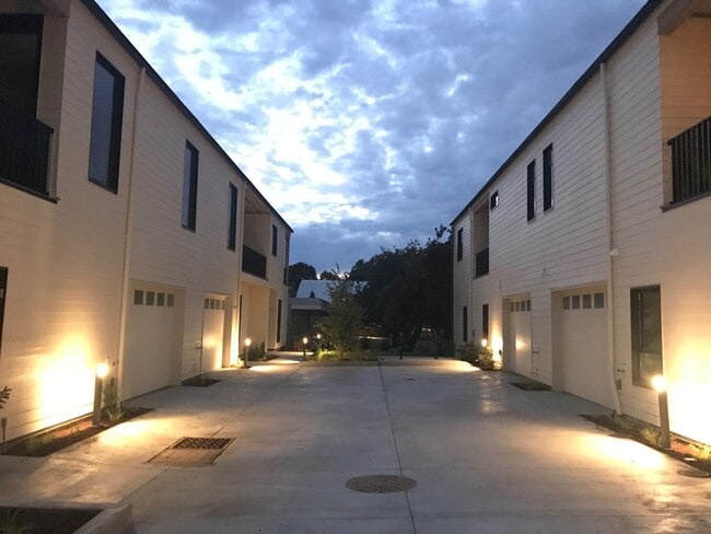 Building Photo - Atkinson Commons- Unit 6