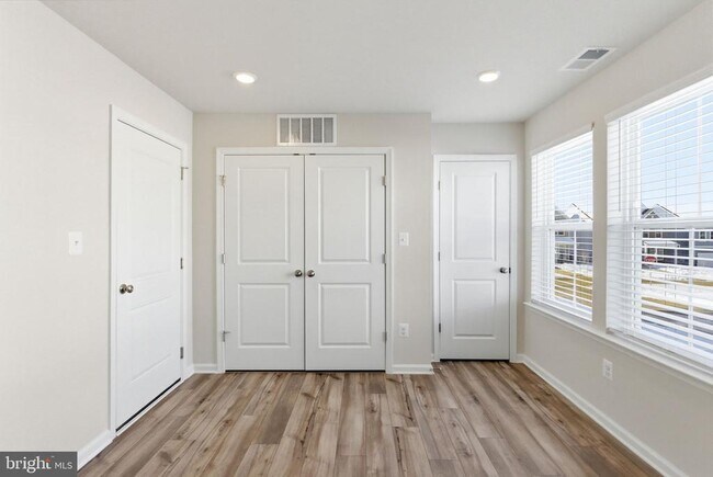 Building Photo - 406 18th Ave