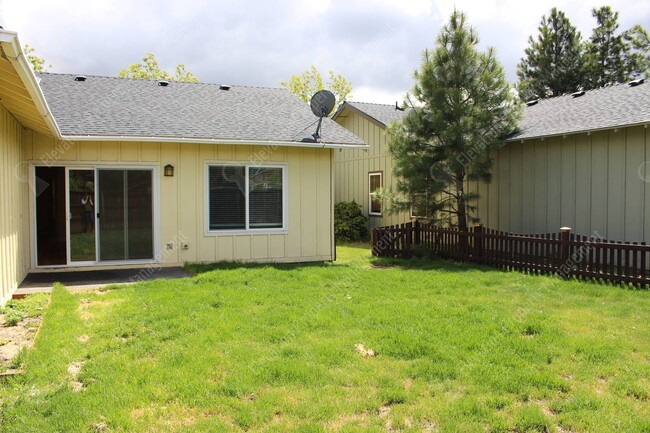 Building Photo - Single-level 3 BR-2BA + Den Home in SE Bend