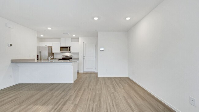 Building Photo - Gorgeous 3 bedroom townhome with attached ...