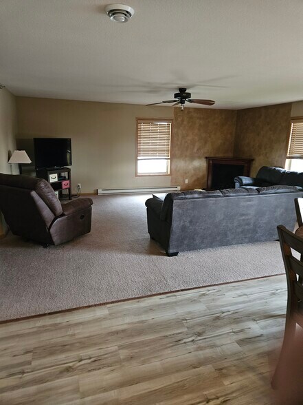 Living Rm - 4984 Service Dr
