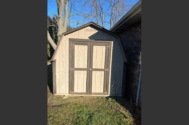 Building Photo - 601 Rizek Dr