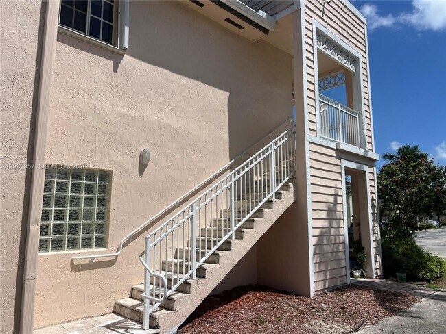 Building Photo - 372 NE 26th Pl