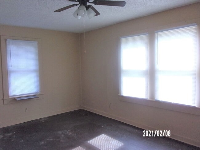 Building Photo - 2 Bedroom Apartment