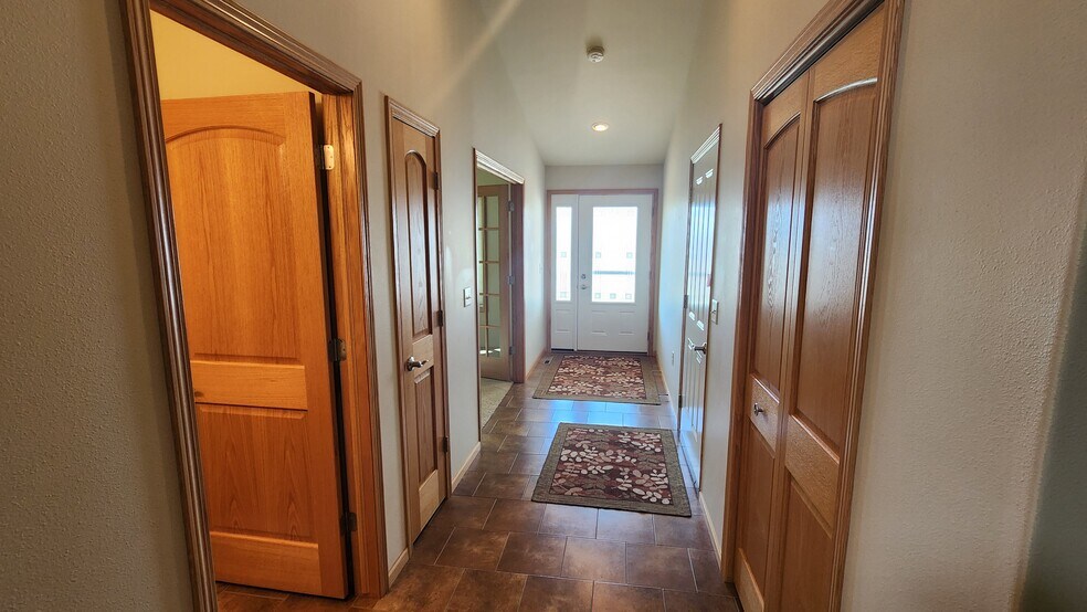 Building Photo - 1329 Pinecrest Ln