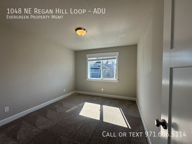 Building Photo - 1048 NE Regan Hill Loop