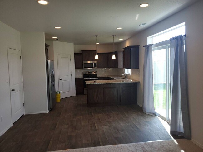 Building Photo - 4 bed 2.5 bath home in Mae Valley area of Moses Lake