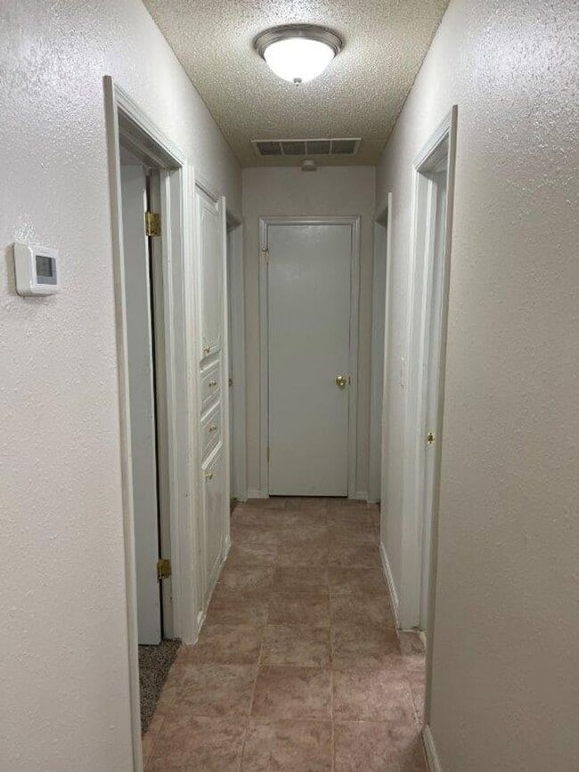 Building Photo - Military Discount available! Updated 3 bed 2 bath, 2 car, fenced yard!