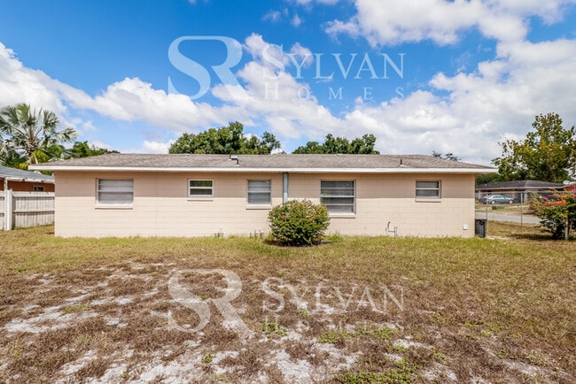 Building Photo - Welcome home to this 3 bedroom, 1 bathroom home