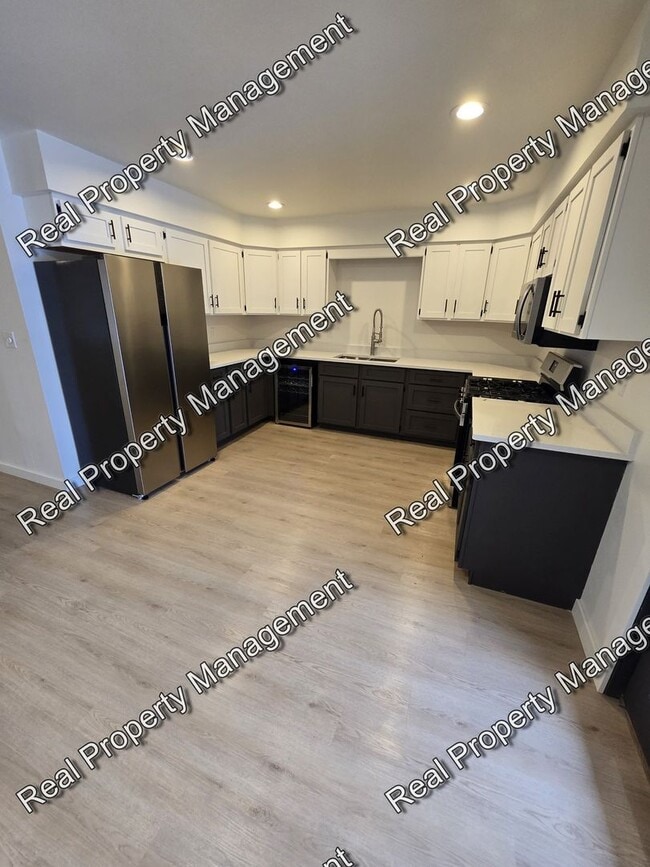 Building Photo - Updated 2 Bedroom Townhome