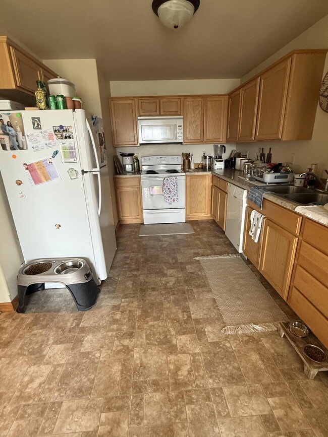 Building Photo - "Spacious 3-Bed & 2.5 Baths in 1700 Sq Ft!"