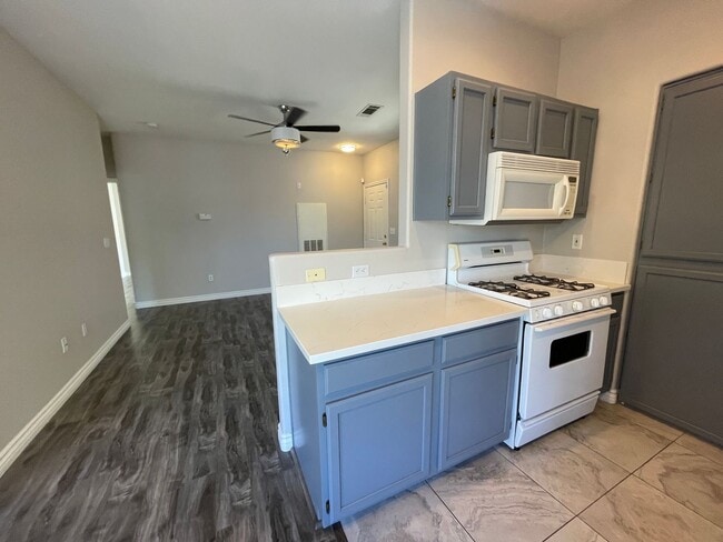 Building Photo - 2 Bedroom Summerlin Condo - Gated community