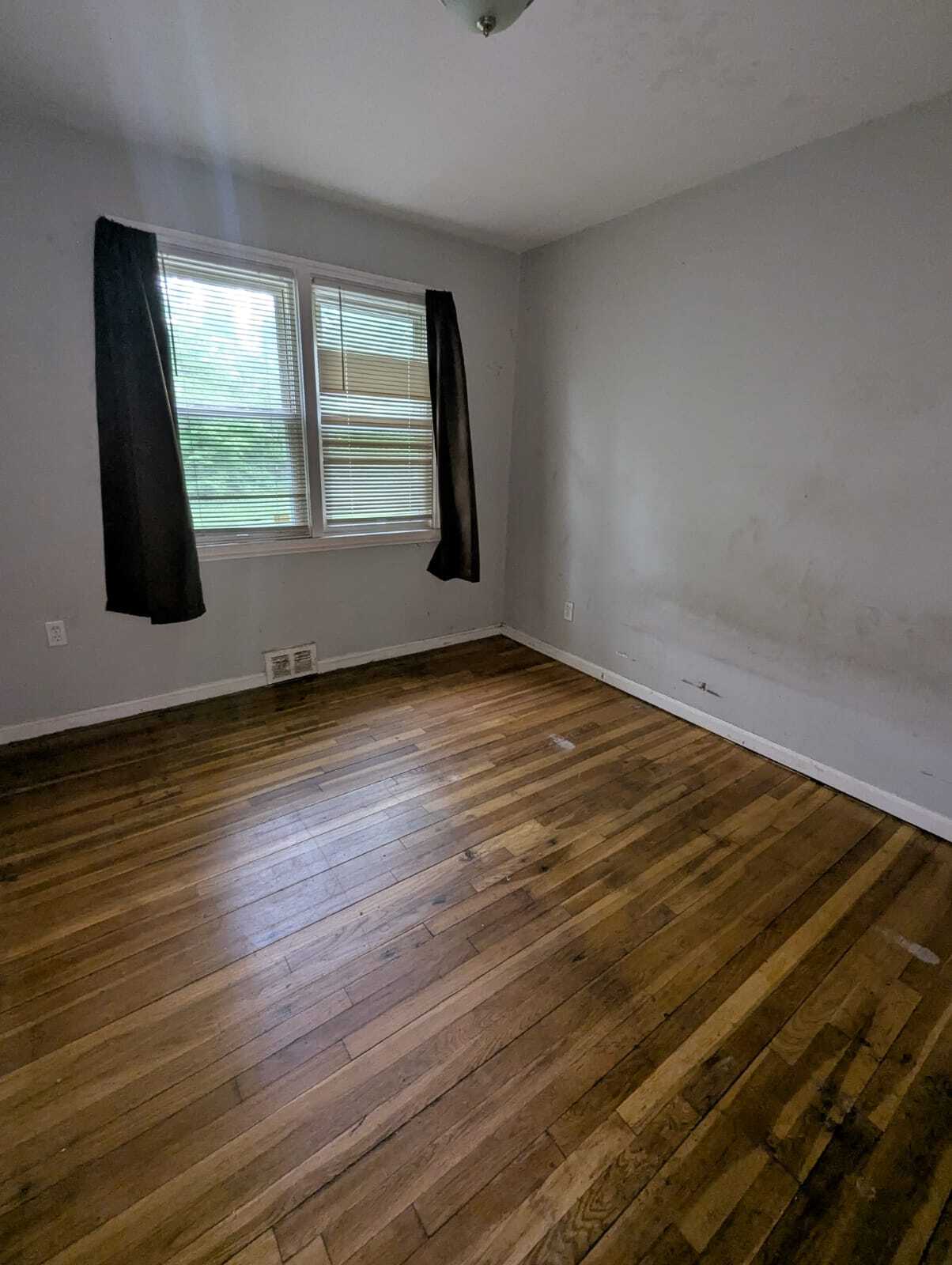Building Photo - 585 Woodin St