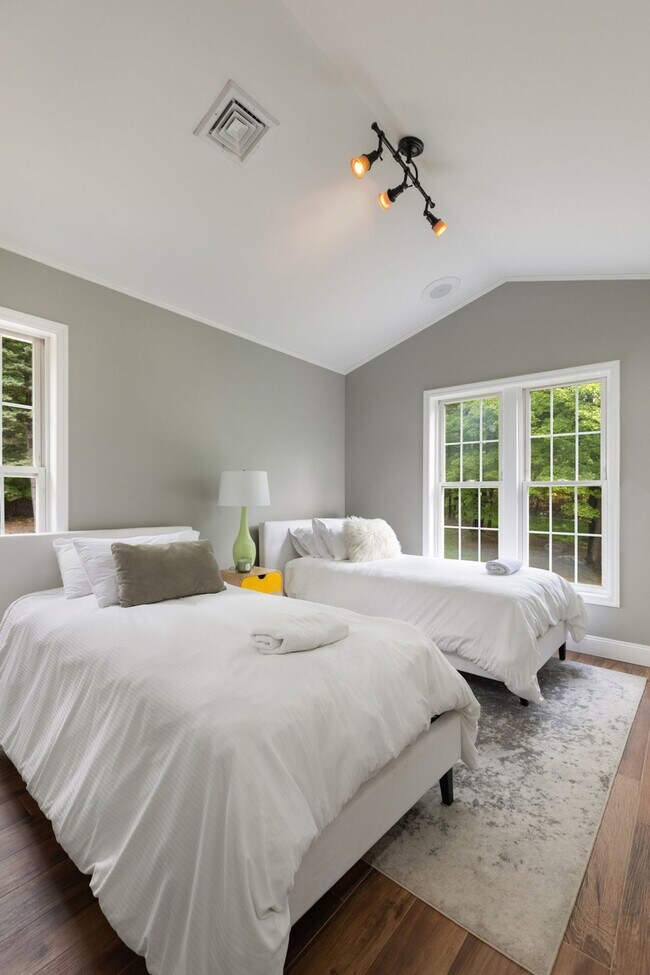 Building Photo - 338 Clove Rd