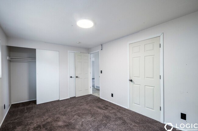 Building Photo - 12055 Cinnamon Ridge Rd