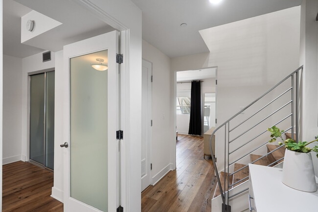 Building Photo - 11023 Fruitland Dr