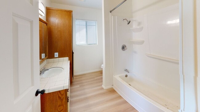 Building Photo - Desirable 3 Bedroom, 2 Bathroom home with ...
