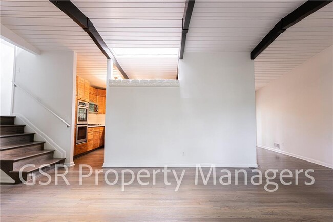Building Photo - 2026 N Akin Dr NE