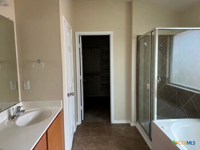 Building Photo - 4902 Bridgewood Dr