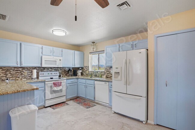 Building Photo - FURNISHED 2bd 2ba HOME