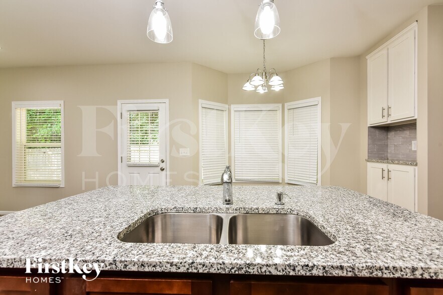 Building Photo - 6188 Leverett Dr