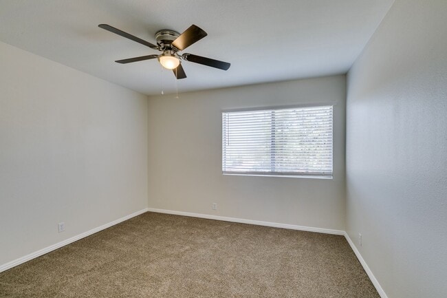 Building Photo - 2 Bedroom Townhome with 2 car attached garage in Henderson