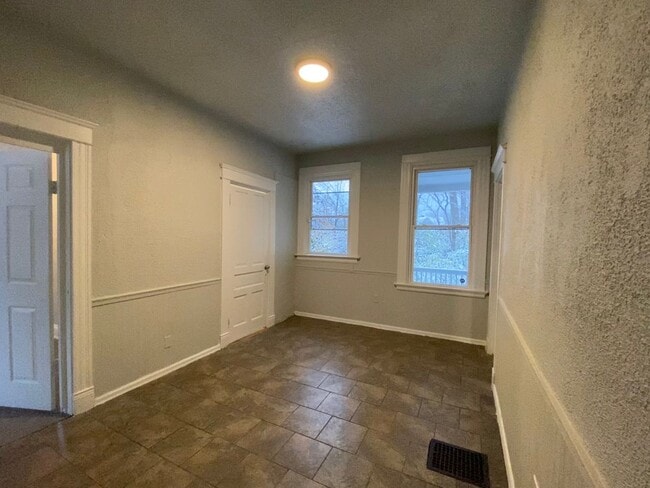 Building Photo - CENTRALLY LOCATED 6 BEDROOM 2 BATH OVER 2200 SQ FT!