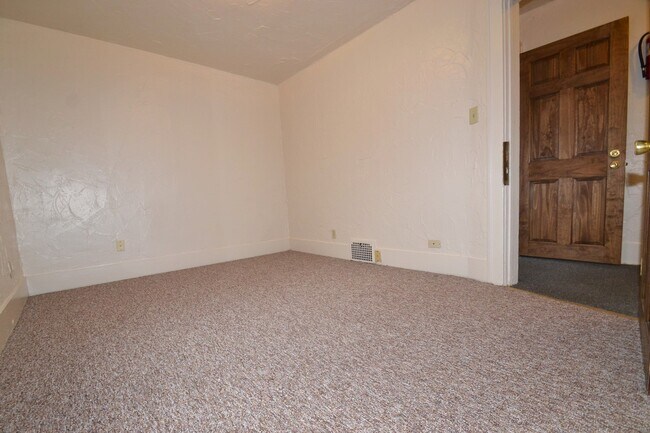 Building Photo - 567 Cross Ct