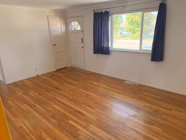 Building Photo - 2635 Desmet Dr