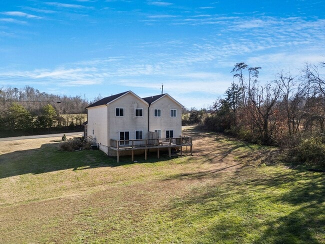 Building Photo - 3 BR Townhome