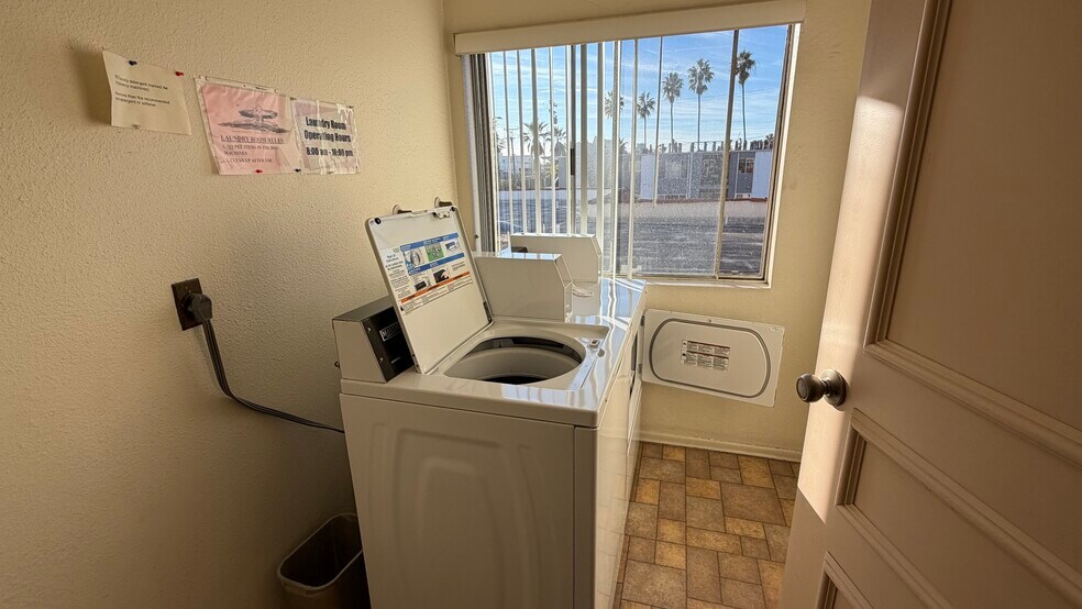 Building Photo - 2805 E 3rd St