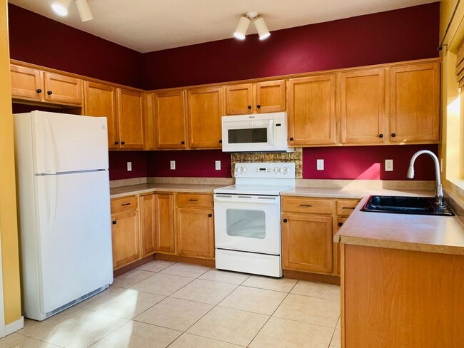 Building Photo - Beautiful Home In Rancho Sahuarita Located...