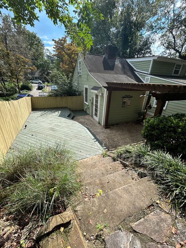 Building Photo - 2461 Lyndhurst Ave