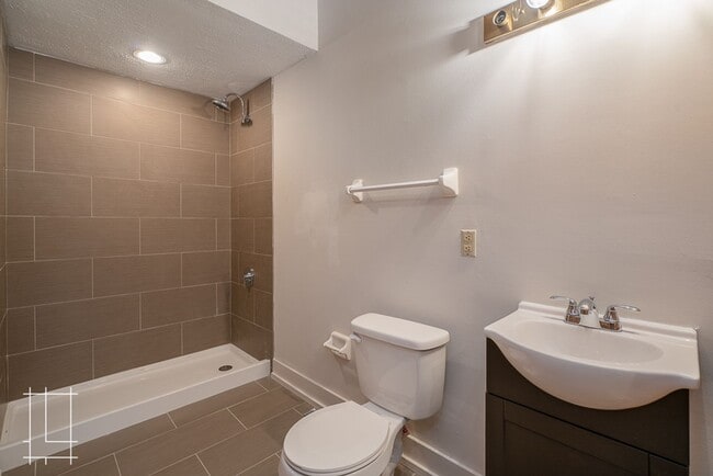 Building Photo - 336 W 1st Ave