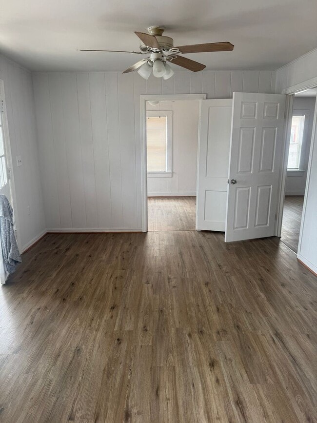 Building Photo - HUD ACCEPTED!! 3bedrooms 1bathroom  walking distance to 6th street shopping and restaurants