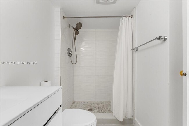 Building Photo - 3401 N Country Club Dr