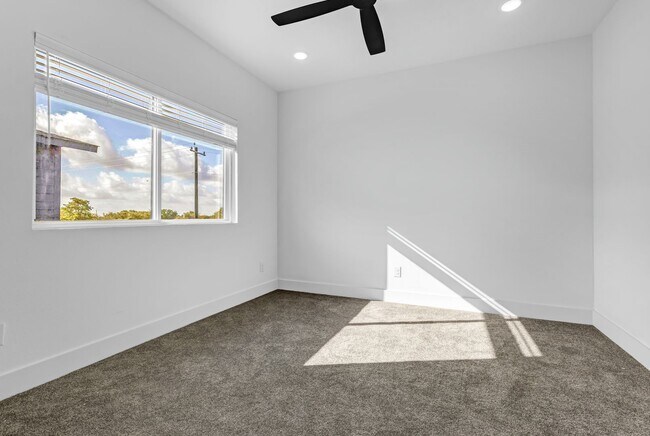 Building Photo - MOVE IN SPECIALS