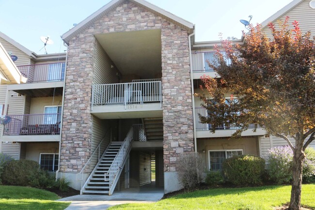 Primary Photo - Top Level Westbury Condo for Rent!