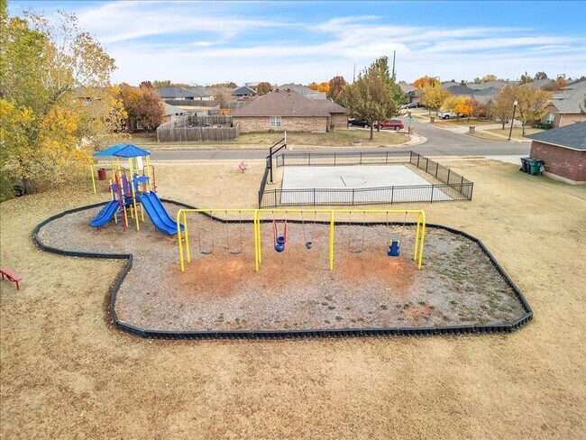 Building Photo - Lawn Care Included! 3 bed, 2 bath, 2 car