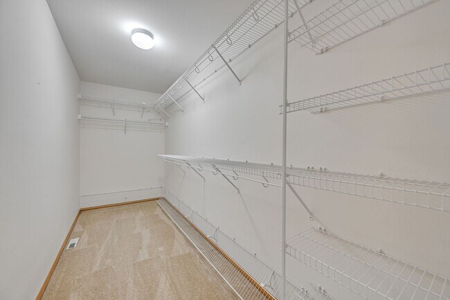 Building Photo - 4 BED & 2.5 SINGLE FAMILY HOUSE FOR RENT
