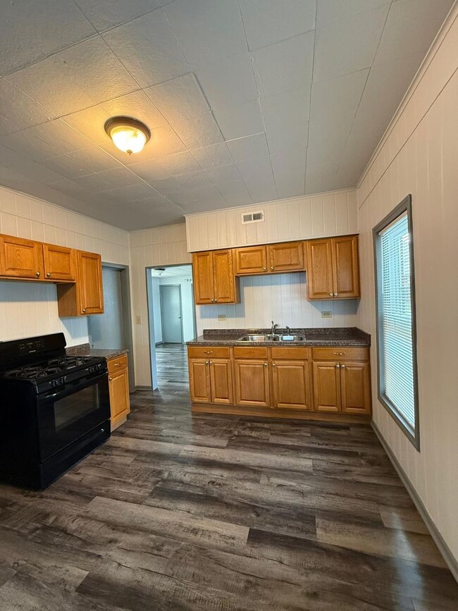 Building Photo - Nicely updated and spacious 3 bedroom hous...