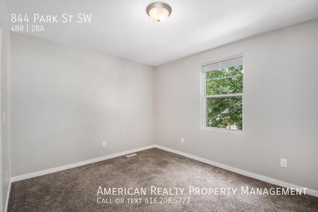 Building Photo - 844 Park St SW