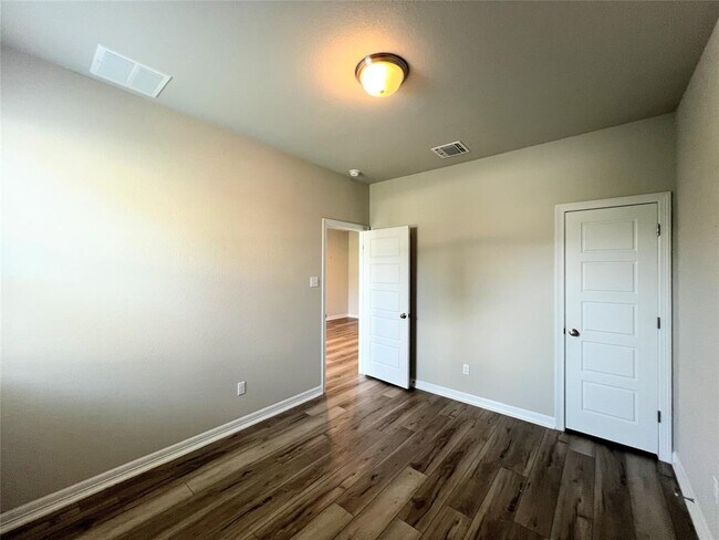Building Photo - 2101 Dillon Pond Ln