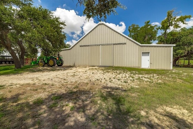 Building Photo - 870 County Rd 302