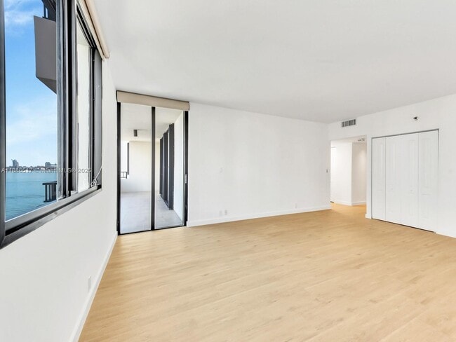Building Photo - 520 Brickell Key Dr