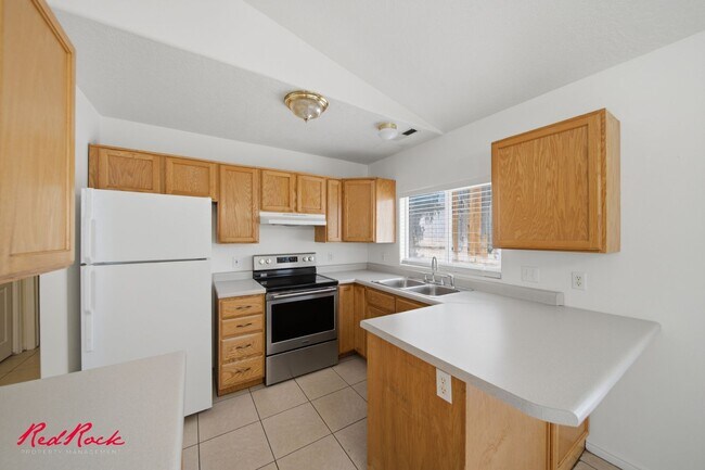 Building Photo - Spacious 3 Bedroom Townhome