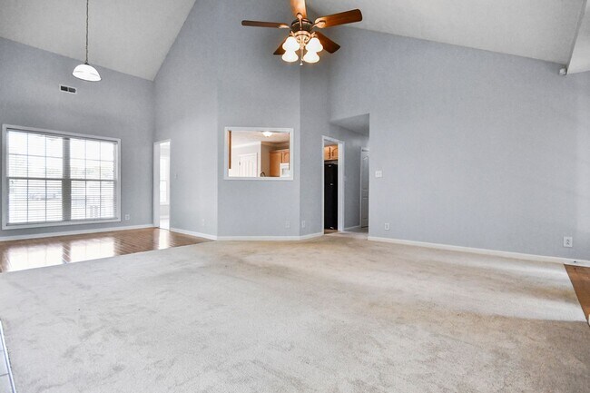 Building Photo - Three Bedroom with Bonus and Pool!