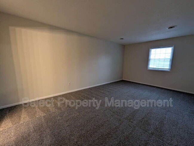 Building Photo - 924 E Washington Center Rd